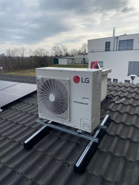 LG Therma V Wärmepumpe auf einem Ziegeldach