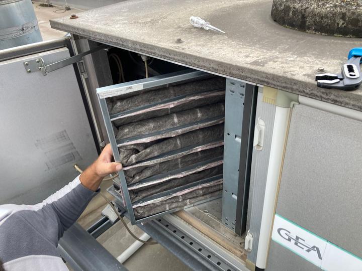 Verschmutzter Taschenfilter beim Ausbau